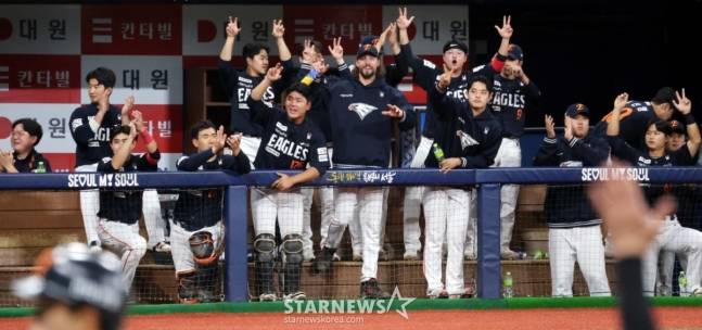 더그아웃의 한화 선수들이 9일 고척스카이돔에서 열린 2025 KBO리그 키움히어로즈와 한화이글스 경기 3회초 문현빈의 적시타가 터지자 환호하고 있다. /사진=강영조 기자