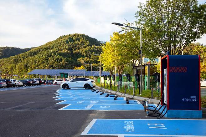 전기차 충전기 지상 이전 논란