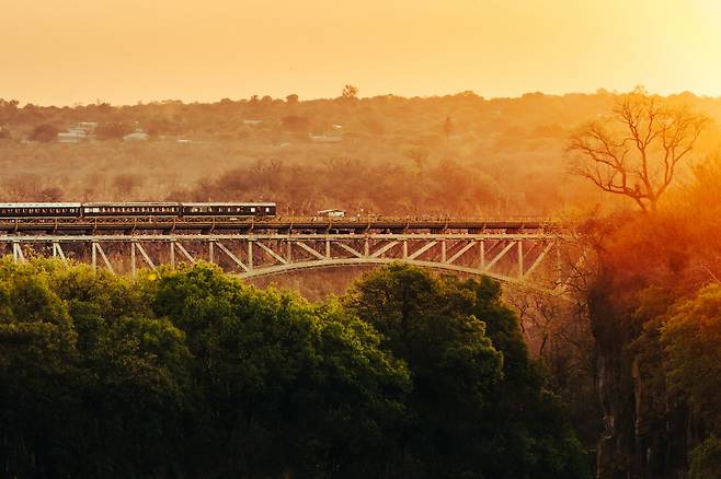 빅토리아 폭포 국립공원에서 바라본 더 로열 리빙스톤 익스프레스의 모습. 짐바브웨 빅토리아 폭포 다리 가운데 잠시 정차 후 다시 잠비아로 돌아간다 &nbsp;