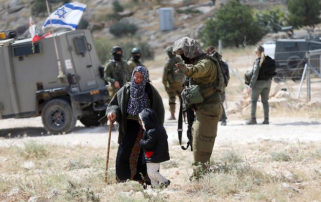 5월 5일(현지시간) 요르단강 서안지구 남부 헤브론에서 팔레스타인 주민들이 이스라엘군에 의해 자신들의 집에서 강제 퇴거당하고 있다. 신화연합뉴스
