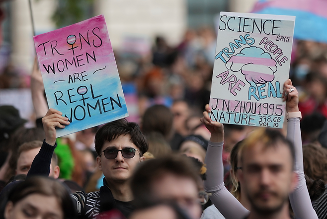 지난 4월 19일(현지시간) 영국 런던 중심부 국회의사당 광장에서 열린 집회에 참여한 시민들. 이날 집회는 대법원의 ‘여성의 정의’ 판결 이후 트랜스젠더 권리 단체, 노동조합, 지역 시민단체 등이 공동 주최했다. AP