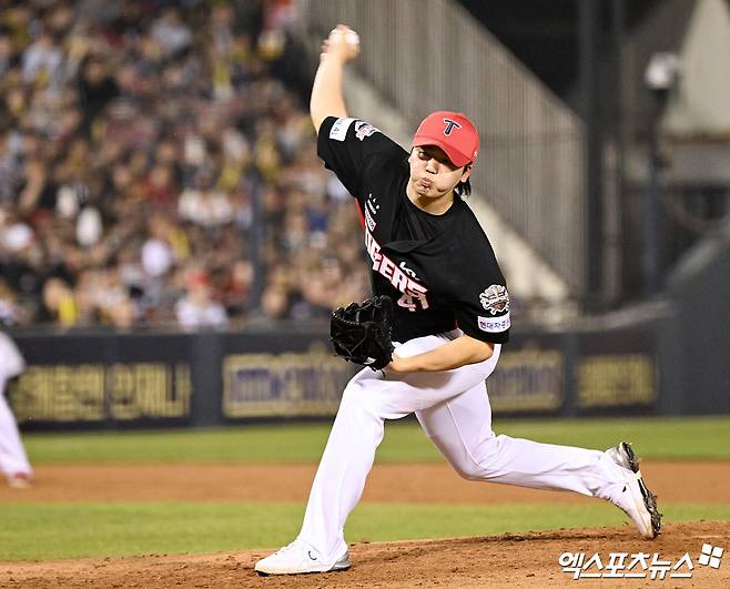 18일 오후 서울 송파구 잠실야구장에서 열린 '2025 신한 SOL Bank KBO리그' KIA 타이거즈와 두산 베어스의 경기, 3회말 2사 만루 KIA 황동하가 공을 힘차게 던지고 있다. 엑스포츠뉴스 DB