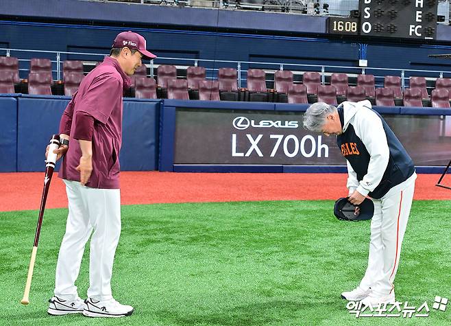 김경문 한화 감독(오른쪽)은 9일 고척스카이돔에서 열릴 '2025 신한 SOL Bank KBO 리그' 키움과 주말 3연전 첫 번째 경기를 앞두고 연승 언급을 자제했다. 팀은 이날 경기에서 승리한다면, 1999년 이후 26년 만에 10연승을 달성하게 된다. 엑스포츠뉴스 고척, 김한준 기자