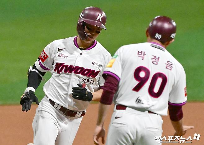 키움 내야수 송성문(왼쪽)은 9일 고척스카이돔에서 '2025 신한 SOL Bank KBO 리그' 한화와 주말 3연전 첫 번째 경기에서 1번타자 3루수로 선발 출전했다. 상대 선발 엄상백의 경기 첫 투구를 받아쳐 솔로포를 쏘아 올렸다. 엑스포츠뉴스 고척, 김한준 기자
