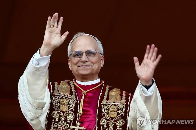 새 교황 '레오 14세' (바티칸 로이터=연합뉴스) 새 교황으로 선출된 미국의 로버트 프레보스트 추기경이 8일(현지시간) 성 베드로 대성전 '강복의 발코니'로 나와 군중들을 향해 손을 흔들고 있다. 2025.5.8 photo@yna.co.kr [재판매 및 DB 금지]