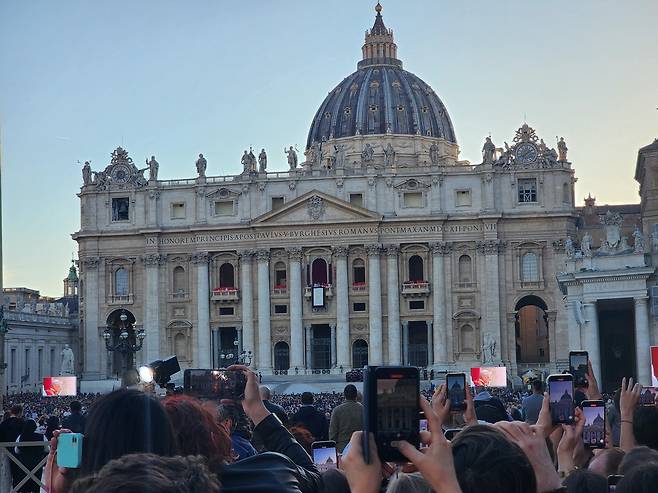 군중 앞에 선 새 교황 레오 14세 (바티칸=연합뉴스) 신창용 특파원 = 8일(현지시간) 새 교황으로 선출된 레오 14세가 성 베드로 대성전 중앙에 있는 '강복의 발코니'에 모습을 드러내고 있다. 2025.05.08 changyong@yna.co.kr