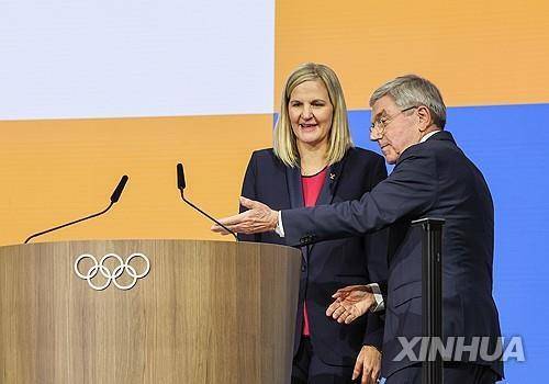 IOC 위원장에 선출된 코번트리 당선인(왼쪽)과 바흐 IOC 위원장 [신화=연합뉴스]