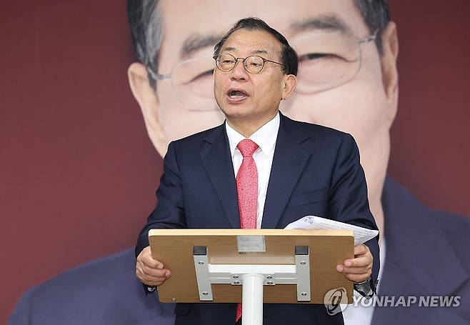 취재진 질문에 답하는 이정현 대변인 (서울=연합뉴스) 김성민 기자 = 무소속 한덕수 대통령선거 예비후보 캠프 이정현 대변인이 7일 서울 영등포구 한 후보 캠프 사무실에서 한 후보의 기자회견이 끝난 뒤 취재진 질문에 답하고 있다. 2025.5.7 ksm7976@yna.co.kr