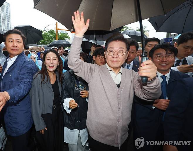 경주 골목골목 경청투어 나선 이재명 후보 (경주=연합뉴스) 김도훈 기자 = 더불어민주당 이재명 대선 후보가 제3차 골목골목 경청투어로 경북지역 방문에 나선 9일 경북 경주시 한 거리에서 주민들에게 인사하고 있다. 2025.5.9 superdoo82@yna.co.kr