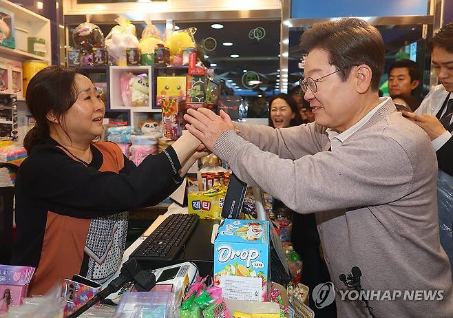 경주 골목골목 경청투어 나선 이재명 후보 (경주=연합뉴스) 김도훈 기자 = 더불어민주당 이재명 대선 후보가 제3차 골목골목 경청투어로 경북지역 방문에 나선 9일 경북 경주시의 한 문방구를 방문해 가게 상인과 이야기하고 있다. 2025.5.9 superdoo82@yna.co.kr