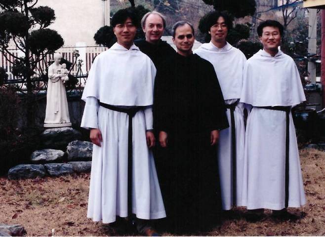 2002년에 한국 방문한 레오 14세 (서울=연합뉴스) 레오 14세 교황이 2002년 성 아우구스티노 수도회 총장 신분으로 한국을 방문해 수도자들과 함께 찍은 사진. [성 아우구스티노회 수도회의 한국지부 '성 아우구스띠노 수도회' 제공. 재판매 및 DB 금지]