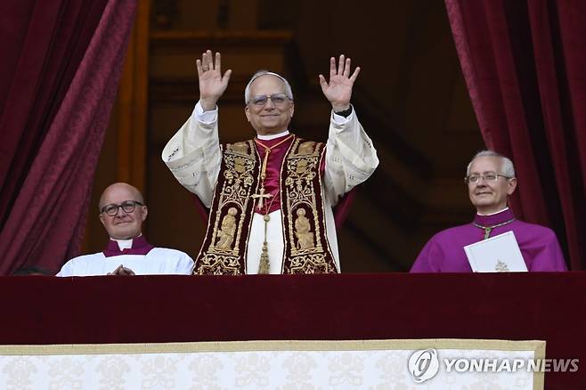레오 14세 교황(가운데) [바티칸 UPI=연합뉴스]