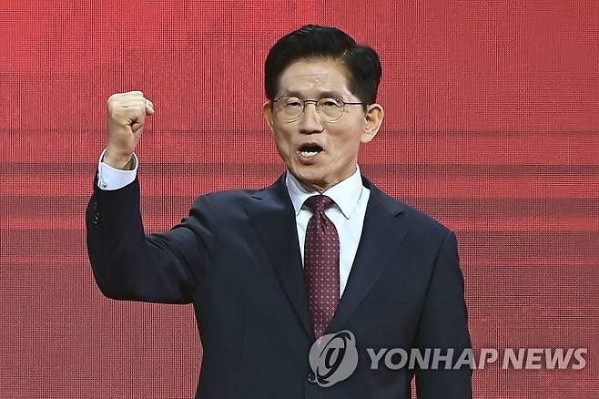 기념촬영하는 국민의힘 김문수 대선 경선 후보 (고양=연합뉴스) 박동주 기자 = 국민의힘 김문수 대선 경선 후보가 3일 경기 고양시 킨텍스에서 열린 국민의힘 최종 대선 후보 선출을 위한 전당대회에서 기념촬영을 하고 있다. 2025.5.3 pdj6635@yna.co.kr