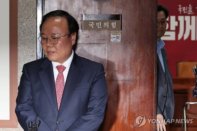 김문수·한덕수 후보 단일화 협상 결렬 (서울=연합뉴스) 김주성 기자 = 국민의힘 김문수 대선 후보측의 김재원 비서실장(왼쪽)이 9일 서울 여의도 국회에서 재개된 국민의힘 김문수 대선 후보와 무소속 한덕수 대선 예비 후보 간의 단일화 협상이 결렬된 후 나와 취재진 질문에 답하고 있다. 오른쪽은 협상에 참석한 무소속 한덕수 대선 예비 후보측의 손영택 전 국무총리 비서실장. 2025.5.9 utzza@yna.co.kr