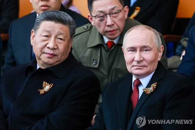 러시아 전승절 80주년 열병식 함께 지켜보는 시진핑 중국 국가주석과 블라디미르 푸틴 러시아 대통령 [타스=연합뉴스. 재판매 및 DB 금지]