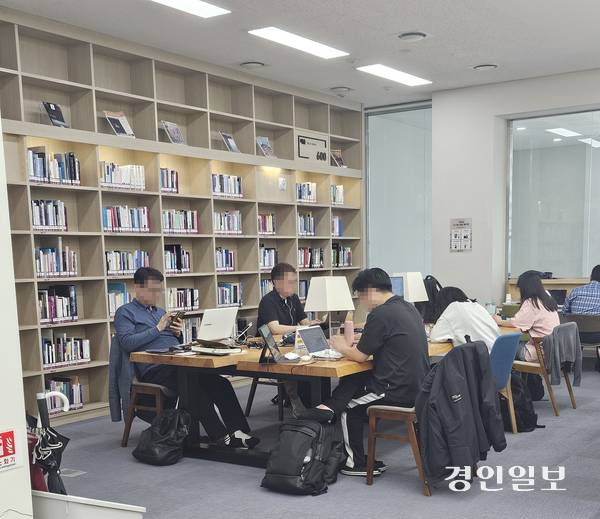 정약용도서관 3층 일반열람실에서 중·장년층 시민들이 공부를 하고 있다. 2025.5.7 남양주/이종우기자 ljw@kyeongin.com