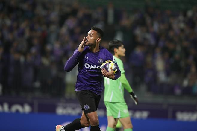 안양 모따가 10일 안양종합운동장에서 열린 하나은행 K리그1 2025 13라운드 대구와 홈 경기서 골을 터트린후 세리머니를 하고 있다. 사진=한국프로축구연맹