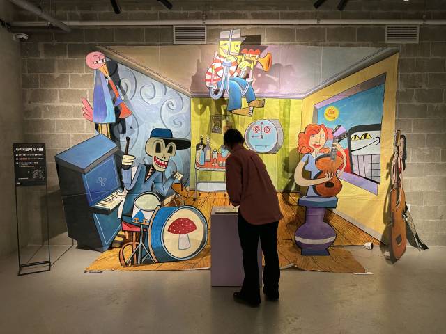 부산 수영구 광안리에서 지난해 8월 문을 연 복합문화공간 포디움다이브 내 갤러리에서 전시 중인 짐 아비뇽 작품을 한 관객이 돌아보고 있다. 김은영 기자