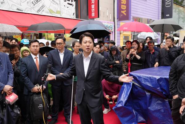 개혁신당 이준석 대선 후보가 10일 대구 동성로에서 열린 거리버스킹 현장을 찾아 지지자 및 시민들과 인사를 나누고 있다. 개혁신당 선대본 제공
