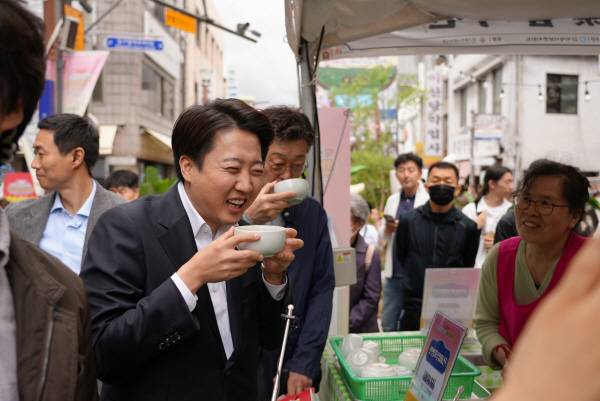 개혁신당 이준석 대선 후보가 10일 대구 동성로에서 열린 거리버스킹 현장을 찾아 지지자 및 시민들과 인사를 나누고 있다. 개혁신당 선대본 제공