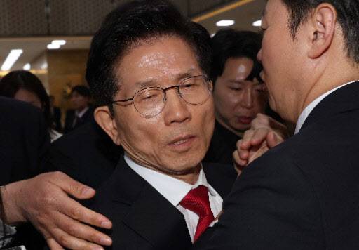 김문수 국민의힘 대선 후보가 9일 서울 여의도 국회에서 열린 의원총회에서 권영세 비대위원장의 모두발언이 끝난 후 의총장에서 퇴장하자 국민의힘 의원들이 김 후보를 막아서고 있다.(사진=이데일리 노진환 기자)