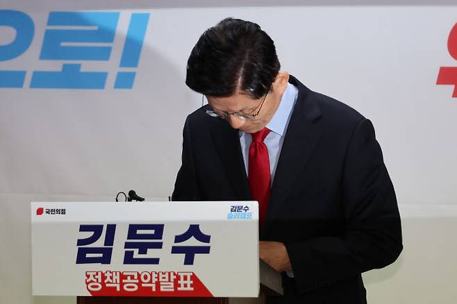 국민의힘 김문수 대선 후보가 10일 서울 여의도 캠프 사무실에서 긴급 기자회견을 열어 당 지도부 주도의 사상 초유 대선 후보 교체 강행에 대한 입장을 밝힌 뒤 인사하고 있다.(사진=연합뉴스)