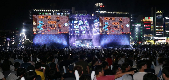 30일 부산 광안리해수욕장에서 열린&nbsp;스타크래프트&nbsp;리마스터 런칭행사에서 관람객들이 각 시대를 풍미했던 프로게이머들의 경기를 지켜보고 있다. 부산 광안리해수욕장은&nbsp;스타크래프트&nbsp;e스포츠 역사상 가장 많은 관중이 운집한 2004년 스타 리그&nbsp;결승전이 치러진 곳이기도 하다. 2017.7.30