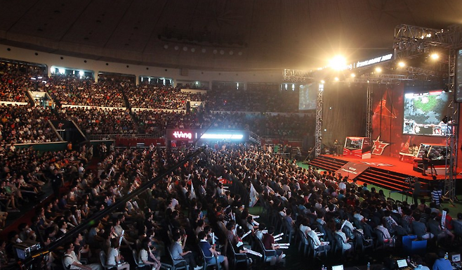 4일 오후 서울 송파구 잠실학생체육관에서 '티빙 스타리그 2012&nbsp;결승전'에 앞서 열린 임요환과 홍진호 선수의 레전드 매치에서 e스포츠 팬들이 경기를 관람하고 있다. 13년 동안 이어온 '스타크래프트:브루드워'는 이번 스타리그를 끝으로 마침표를 찍는다. 2012.8.4