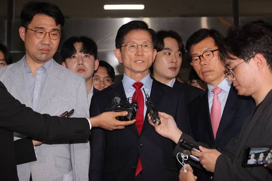 김문수 국민의힘 대선 후보가 10일 서울 양천구 서울남부지방법원에서 열린 당의 후보 선출 취소 가처분신청 사건 심문 기일에 출석한 뒤 법정을 나서며 발언하고 있다. 〈사진=연합뉴스〉