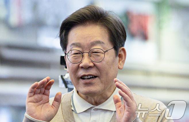 3차 경청투어에 나선 이재명 더불어민주당 대통령 후보가 9일 오후 경북 성주군 성주전통시장에서 연설을 하고 있다. 2025.5.9/뉴스1 ⓒ News1 이재명 기자