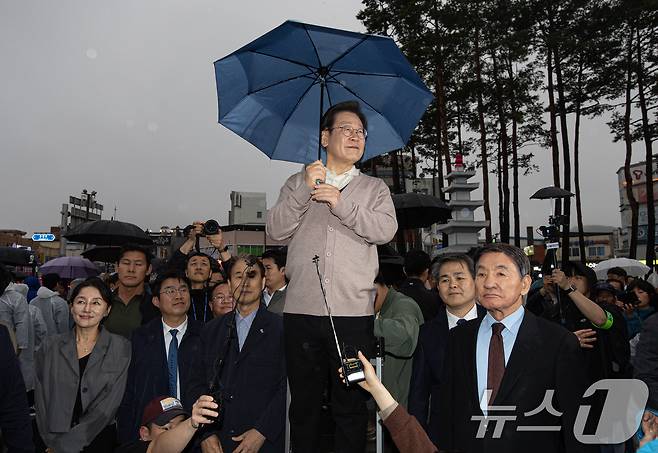 3차 경청투어에 나선 이재명 더불어민주당 대통령 후보가 9일 오후 경북 고령군 대가야광장에서 연설을 하고 있다. 2025.5.9/뉴스1 ⓒ News1 이재명 기자