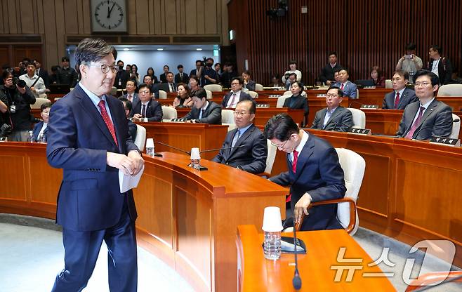 권성동 국민의힘 원내대표가 9일 서울 여의도 국회에서 열린 의원총회에서 인사말을 마친 후 자리로 향하고 있다. 오른쪽은 김문수 대통령 후보. 2025.5.9/뉴스1 ⓒ News1 안은나 기자