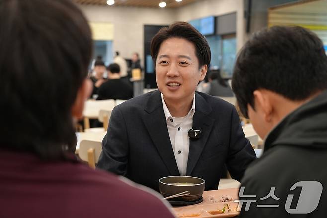 이준석 개혁신당 대통령 후보가 9일 서울 종로구 성균관대학교를 찾아 학생들과 학식을 먹으며 대화하고 있다. (이준석 캠프 제공, 재판매 및 DB 금지) 2025.5.9/뉴스1