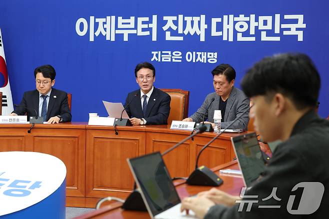 김민석 더불어민주당 상임공동 선거대책위원장이 4일 오전 서울 여의도 국회에서 기자간담회를 하고 있다. 2025.5.4/뉴스1 ⓒ News1 이광호 기자