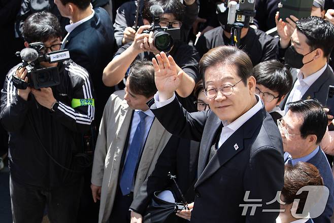 경청투어에 나선 이재명 더불어민주당 대통령 후보가 10일 오전 경남 창녕군 창녕읍 창녕정기시장에서 연설을 하기 전 시민들에게 인사하고 있다. 2025.5.10/뉴스1 ⓒ News1 이재명 기자