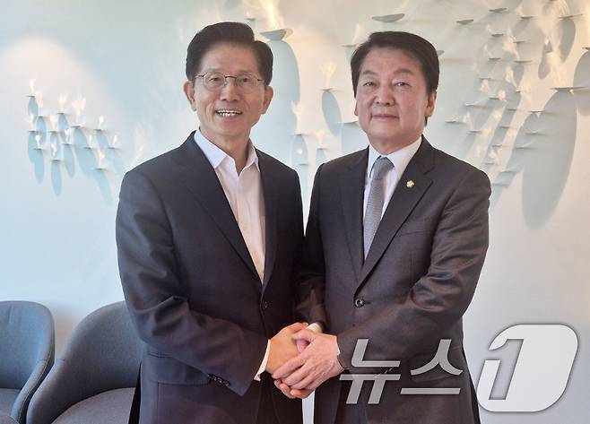 김문수 국민의힘 대통령 후보와 안철수 의원이 7일 오후 서울 여의도 모처에서 면담을 하고 있다. (안철수 의원실 제공. 재판매 및 DB 금지) 2025.5.7/뉴스1