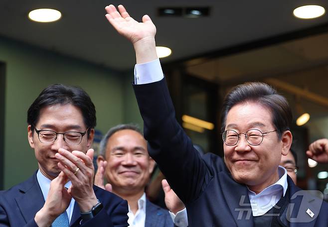 경청투어에 나선 이재명 더불어민주당 대통령 후보가 10일 오후 경남 진주시 로데오거리에서 연설을 하고 있다. (공동취재) ⓒ News1 이재명 기자