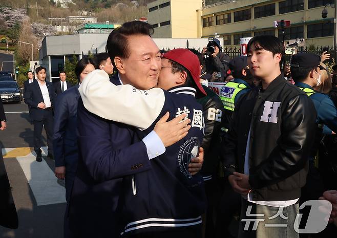 윤석열 전 대통령이 파면 결정 후 일주일 만인 11일 오후 서울 용산구 한남동 대통령 관저를 떠나기 앞서 정문 앞에서 자유대학 소속 학생들과 인사를 나누고 있다. (공동취재) 2025.4.11/뉴스1 ⓒ News1 김성진 기자