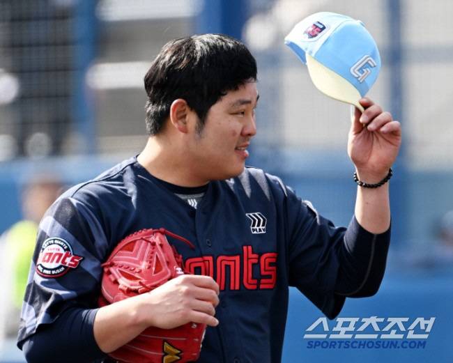 23일 일본 미야자키 난고스타디움에서 열린 롯데 자이언츠와 세이부 라이온스와의 경기. 롯데 한현희가 숨을 고르고 있다. 미야자키(일본)=박재만 기자 pjm@sportschosun.com/2025.02.23/