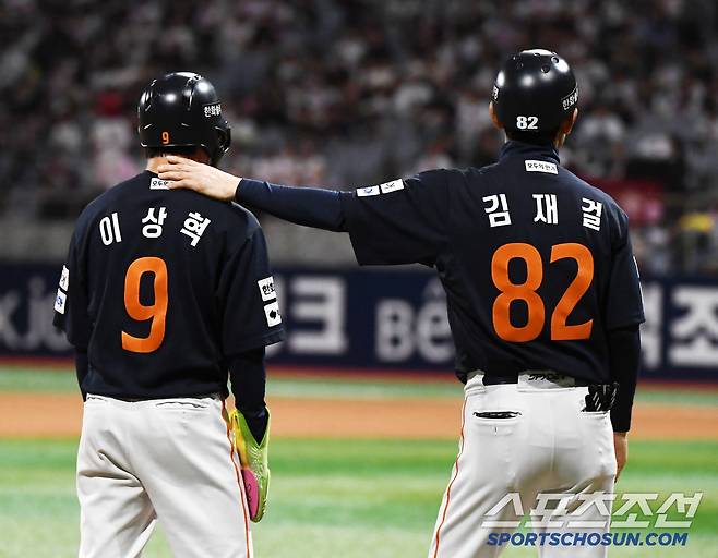 9일 서울 고척스카이돔에서 열린 한화-키움전. 7회초 1사 1루 최재훈의 안타 때 대주자 이상혁이 주루미스로 득점에 실패했다. 김재걸 3루코치가 이상혁을 다독이고 있다. 고척=정재근 기자 cjg@sportschosun.com/2025.5.9/