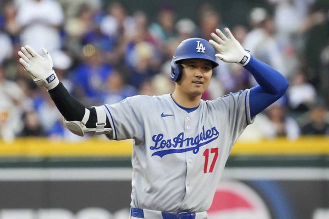 오타니 쇼헤이가 1회초 중월 2루타를 때린 뒤 세리머니를 하고 있다. AP연합뉴스