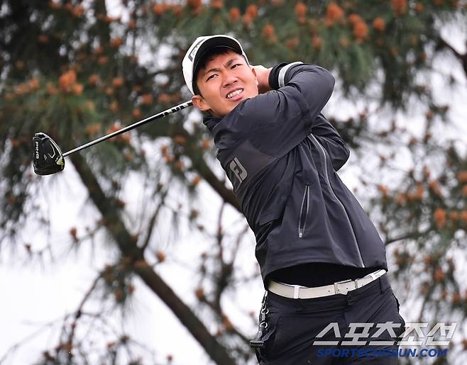 10일 전북 군산CC에서 제36회 스포츠조선배 전국중.고등학생골프대회가 열렸다. 고등부 우승을 차지한 정지원의 힘찬 티샷. 군산=송정헌 기자songs@sportschosun.com/2025.05.10/