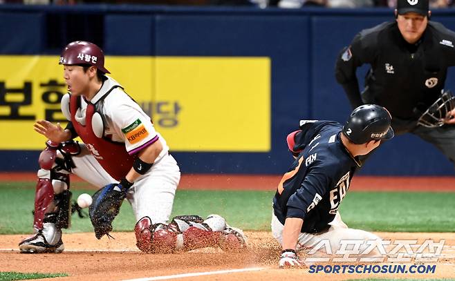 10일 고척스카이돔에서 열린 한화와 키움의 경기, 3회초 1사 1,3루 한화 문현빈의 선취 1타점 희생플라이에 3루주자 3루주자 심우준이 득점을 성공하고 있다. 고척=허상욱 기자wook@sportschosun.com/2025.05.10/
