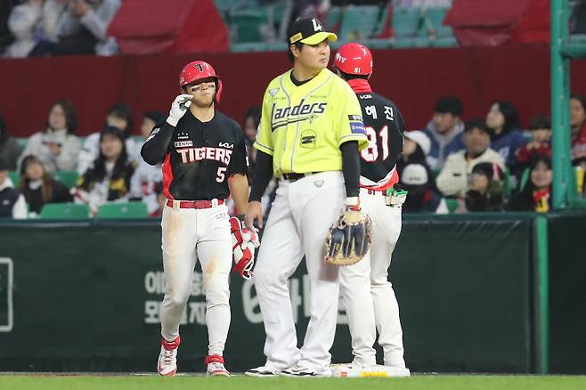 8회초 땅볼로 출루하는 김도영. 사진=KIA 타이거즈