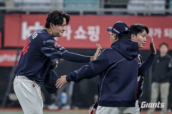 경기 후 김원중(왼쪽)과 하이파이브를 하는 김태형 롯데 감독. 사진제공=롯데 자이언츠