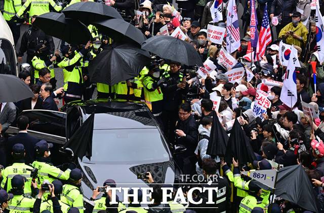 대통령 예비후보인 한덕수 전 총리가 10일 오후 서울 여의도 국민의힘 중앙당사에 도착해 이동하는 가운데, 맞은편에 김문수 후보 지지자들이 구호를 외치고 있다. /이새롬 기자
