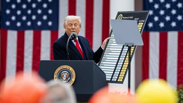 도널드 트럼프 미국 대통령이 4월 2일(현지시간) 미국 워싱턴D.C. 백악관 앞에서 상호관세 조치를 발표하고 있다.(사진=백악관)