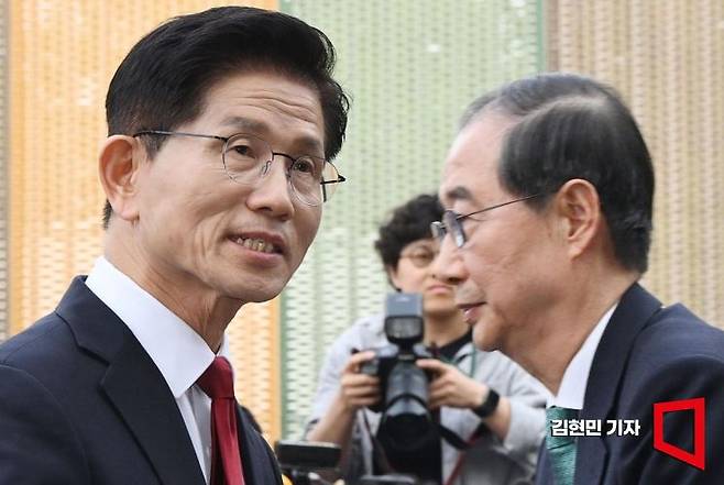 김문수 국민의힘 대선 후보와 한덕수 무소속 대선 예비후보가 8일 국회 사랑재에서 만나 후보 단일화를 위한 2차 회동을 마친 뒤 이석하고 있다. 2025.5.8 김현민 기자