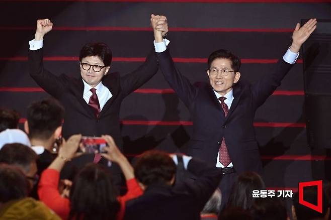 한동훈(왼쪽), 김문수 국민의힘 대선 경선 후보가 3일 경기 고양시 킨텍스에서 열린 5차 전당대회에서 손을 잡고 단상에서 내려오고 있다. 2025.05.03 윤동주 기자