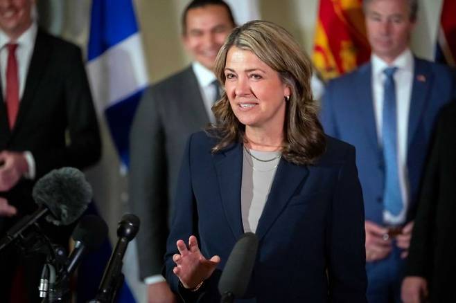 데니얼 스미스 앨버타 주총리. AP연합뉴스